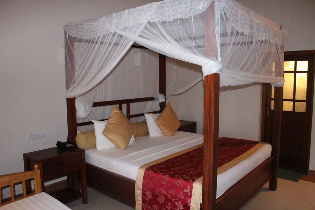 Warahena Beach Hotel Bentota Esterno foto